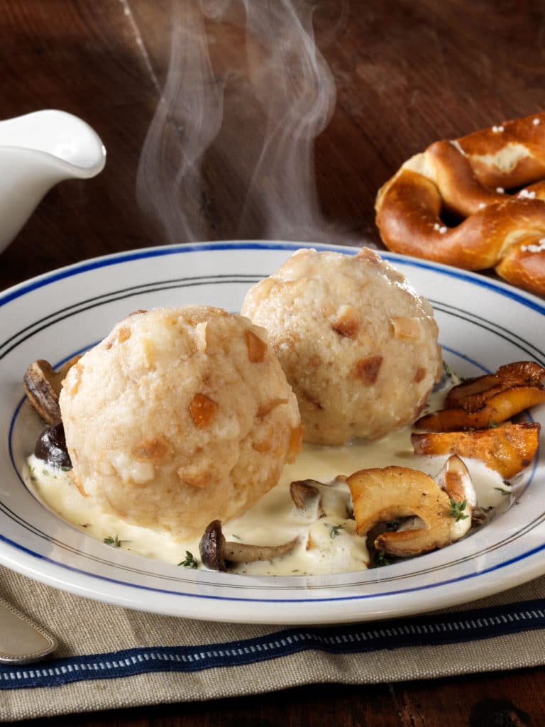 Fastenzeit ohne Fleisch: Ein Klassiker der bayerischen Küche – Rahmschwammerl mit Knödel.