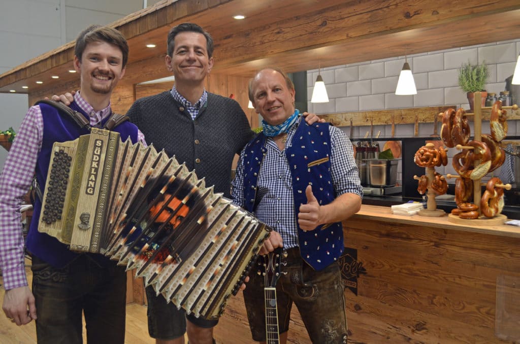 Timo Burger, Geschäftsführung Burgis, mit der Band Alpinschlawiner, die Bayern auch musikalisch nach Hamburg brachte.