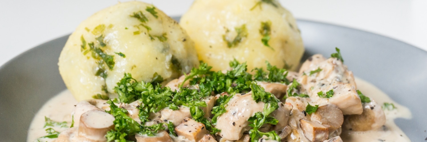 Vegane Knödel mit Räuchertofu in Champignon-Rahm-Soße