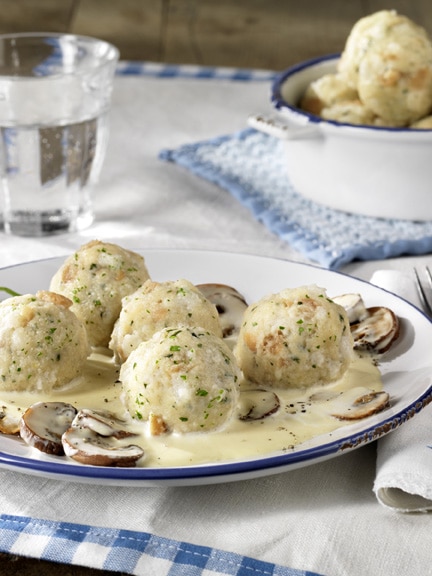 Semmelknödelinos mit Pilzsoße
