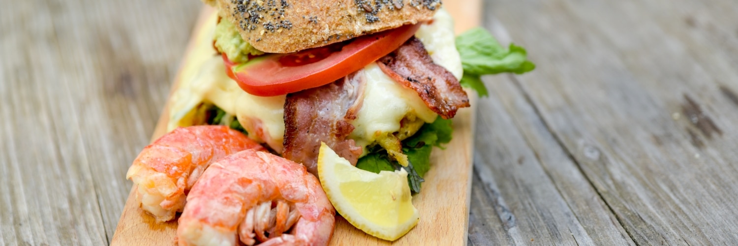 Burger mit Knödel-Garnelen-Gemüse-Patty