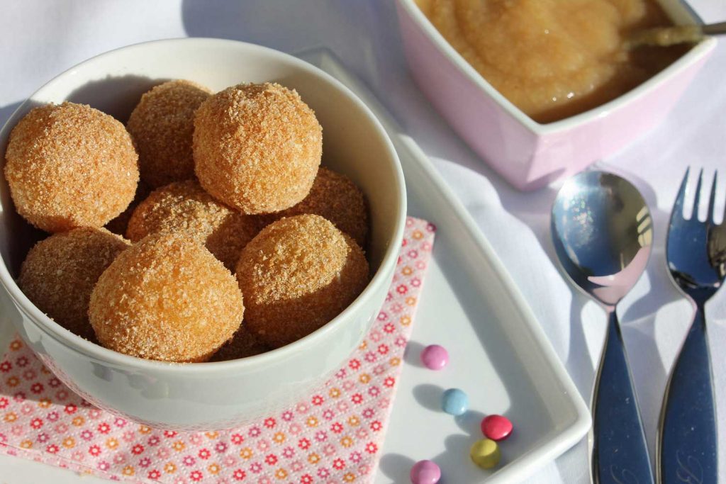 Weihnachtsdessert einfach und lecker: Süße Knödelinos mit einem Mantel aus Zucker und Zimt.