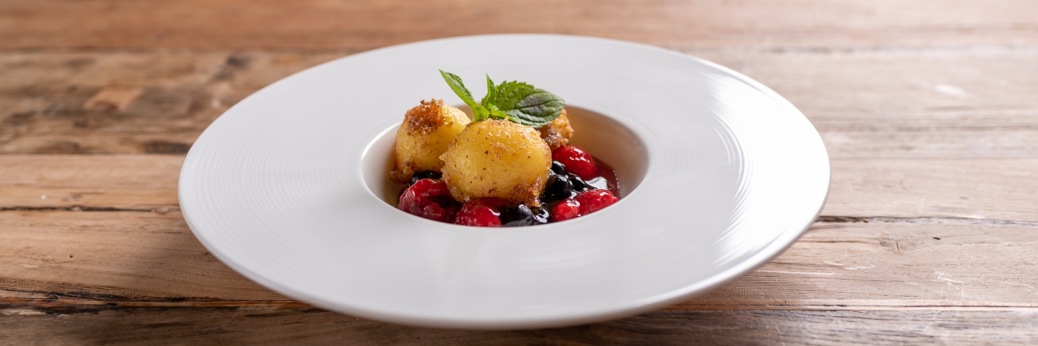 Rote Grütze mit Knödelinos® im Nussmantel