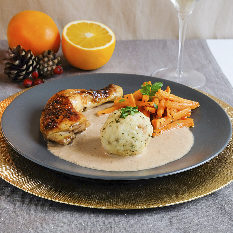 Hähnchenschenkel mit Orangen-Honig-Marinade, Glühweinsoße und Semmelknödel