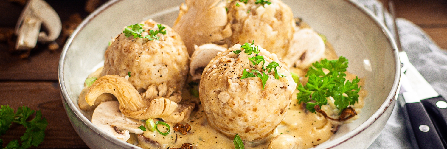 Brezenknödel mit Pilzrahmsoße