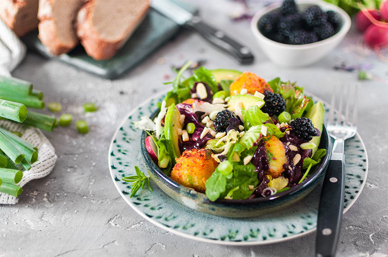 Knödelgericht: Sommersalat mit Knödelbällchen