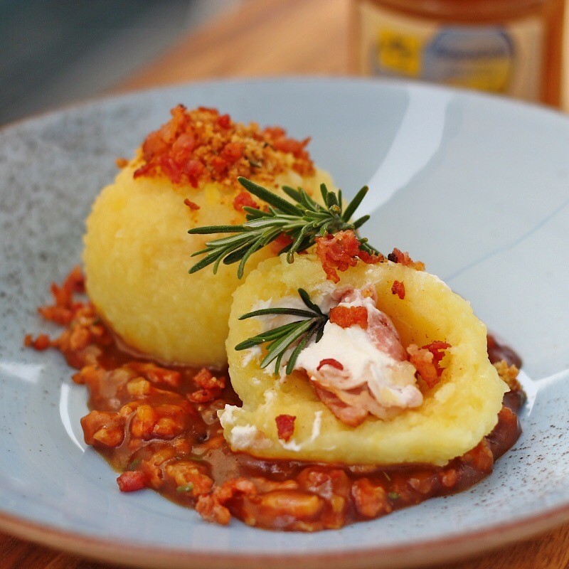 Ziegenkäse-Speck-Knödel mit Rosmarin-Kruste