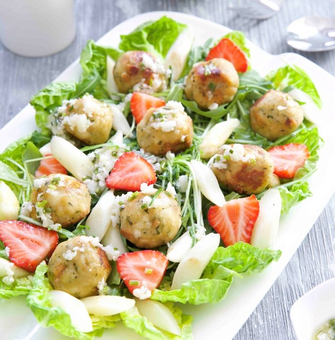 Erdbeer-Spargel-Salat mit Semmel-Knödelinos
