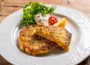 Kartoffel-Gemüse-Puffer mit mariniertem Pflücksalat