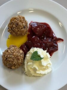 Gebröselte Kartoffelknödel auf Zwetschgenröster mit Vanillesoße